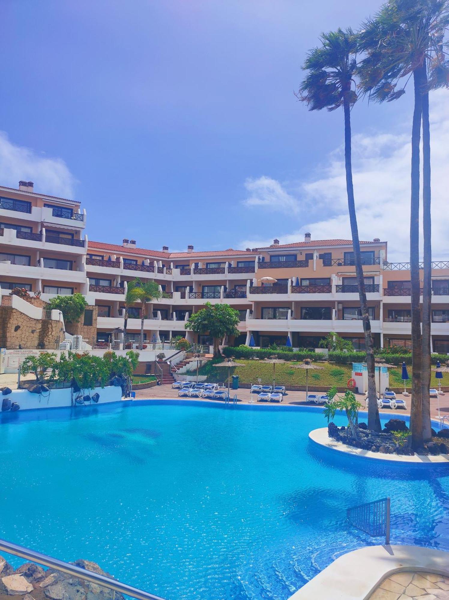 Moderno Y Luminoso Atico Con Vistas Y Piscina Apartment San Miguel de Abona Luaran gambar