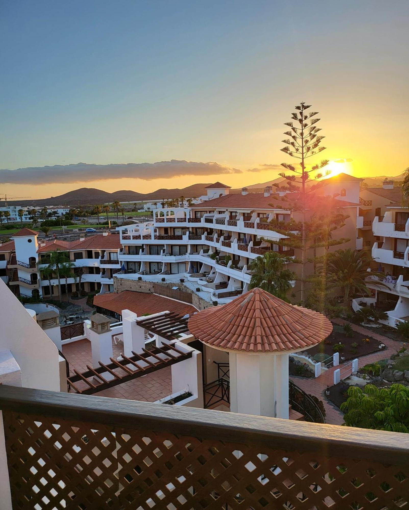 Moderno Y Luminoso Atico Con Vistas Y Piscina Apartment San Miguel de Abona Luaran gambar