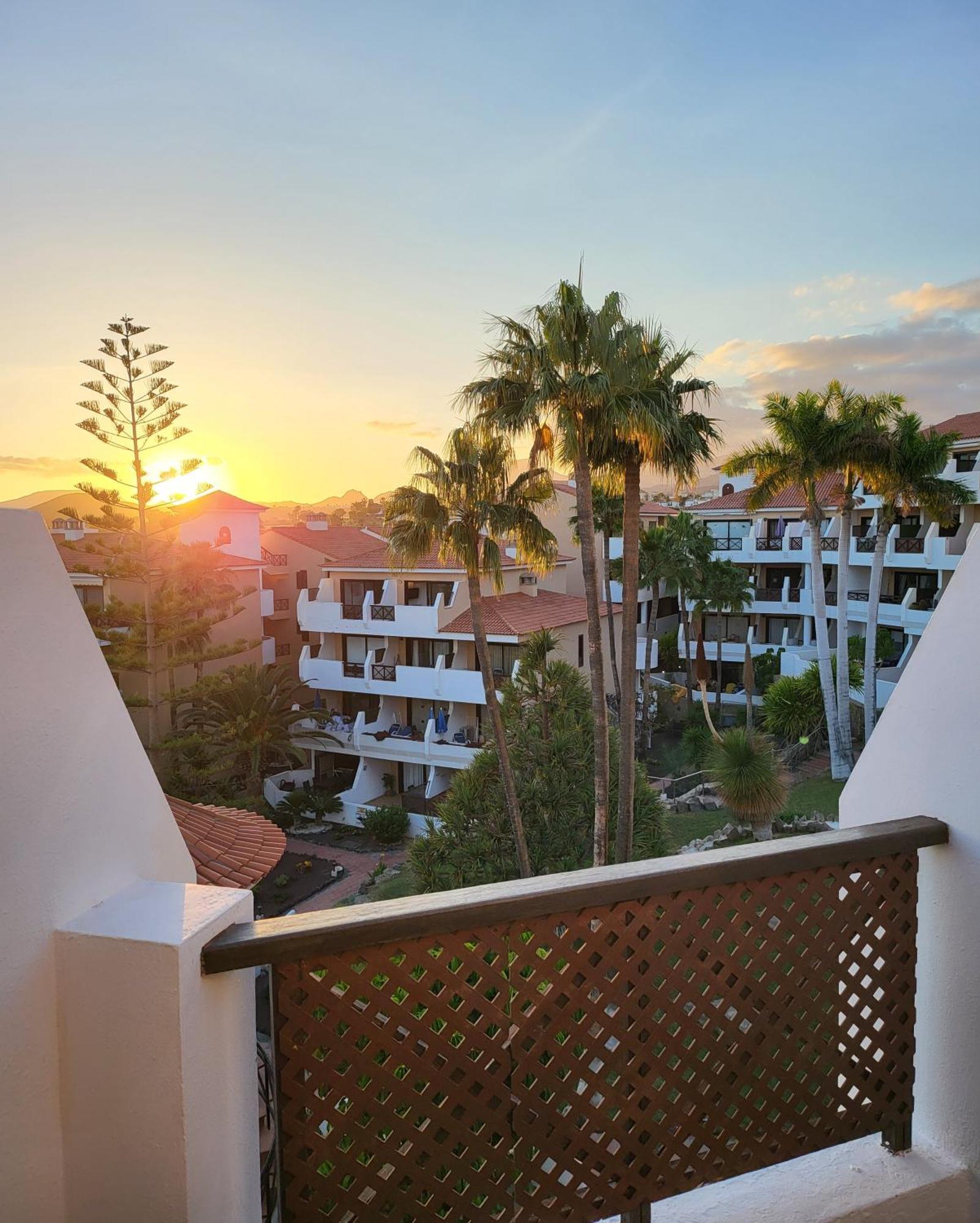 Moderno Y Luminoso Atico Con Vistas Y Piscina Apartment San Miguel de Abona Luaran gambar