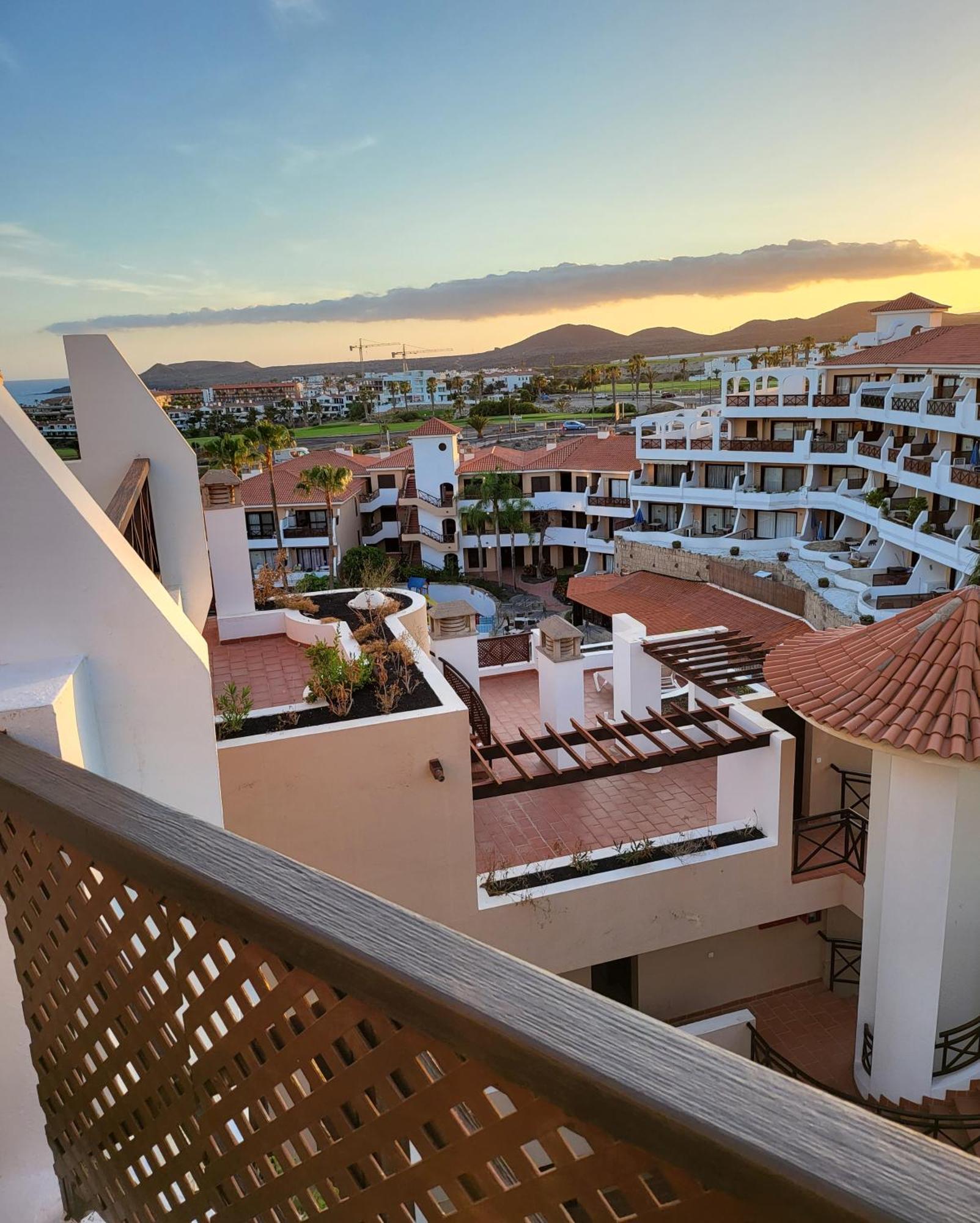 Moderno Y Luminoso Atico Con Vistas Y Piscina Apartment San Miguel de Abona Luaran gambar